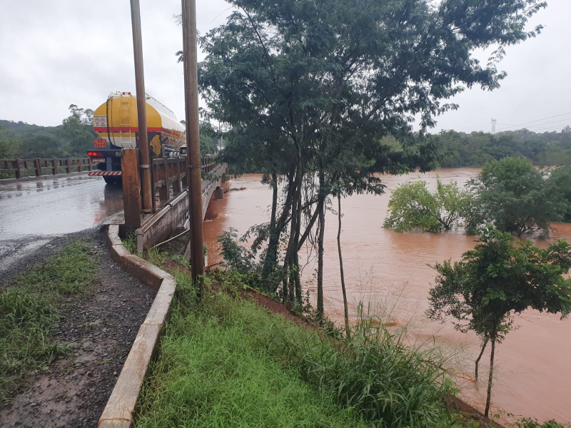 Rio Ijuí está próximo de atingir pavimento da ponte na ERS-344 em Entre-Ijuís