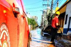 Bombeiros da região atuam nas enchentes que assolam o  Rio Grande do Sul