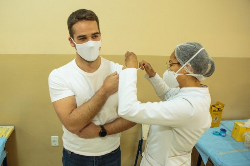 Governador Eduardo Leite recebe a primeira dose da vacina contra Covid