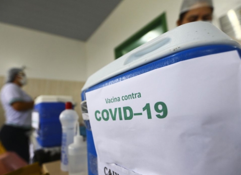 Brasil registra queda de 90% na média diária de mortes desde o início da pandemia