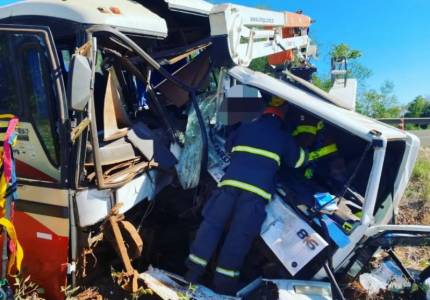 Grave acidente entre ônibus e caminhão em Guarani das Missões 