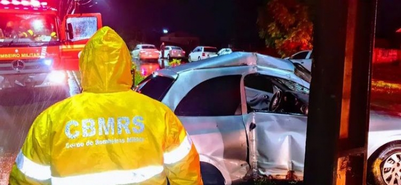 Jovem fica gravemente ferido após colidir com poste em Santo Ângelo