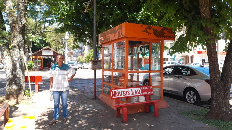 Taxistas da Avenida Brasil esperam por banheiro há 14 anos em Santo Ângelo