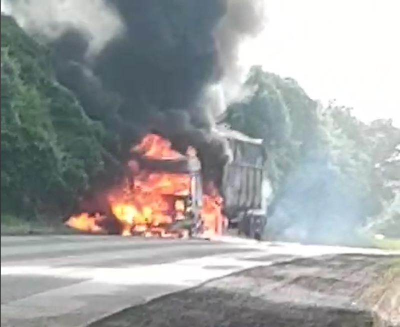 Incêndio consome carreta caçamba na BR-285 em Entre-Ijuís