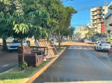 Sofá e cama são descartados irregularmente no canteiro central da Rua Antunes Ribas em Santo Ângelo