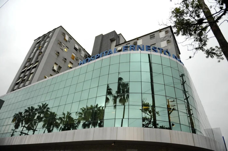 Técnicos de enfermagem são denunciados por estupro de paciente em hospital de Porto Alegre