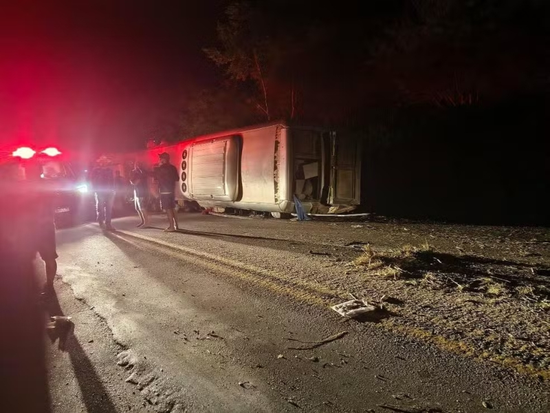 Acidente com ônibus deixa ao menos 17 mortos e vários feridos na BR-423, no Agreste de PE