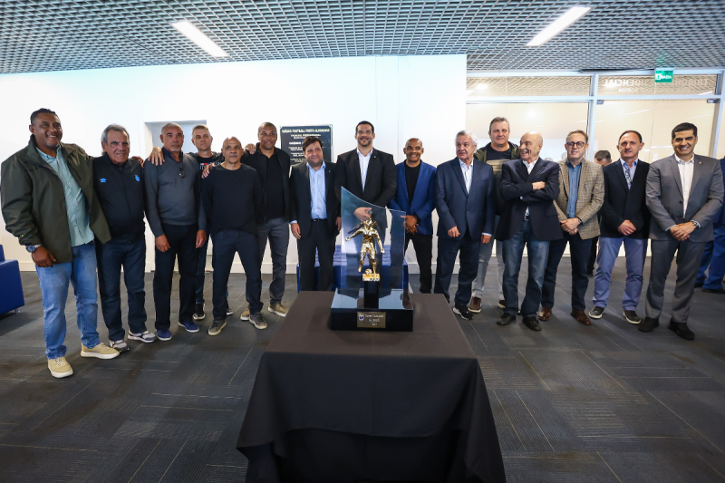 Grêmio recebe troféu de supercampeão do Brasil de 1990 em cerimônia histórica na Arena