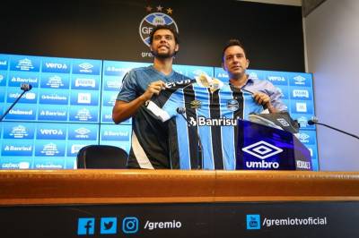 Victor Ferraz é apresentado oficialmente