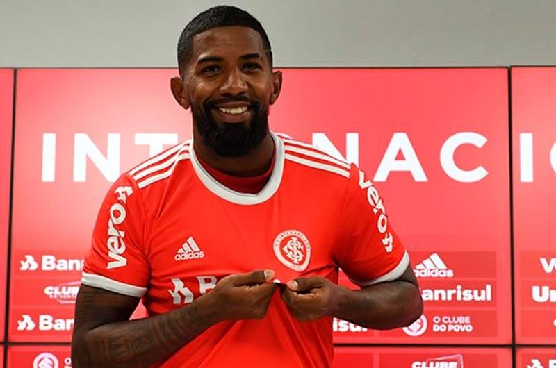 Rodinei é apresentado e comenta desafio de vestir a camisa colorada