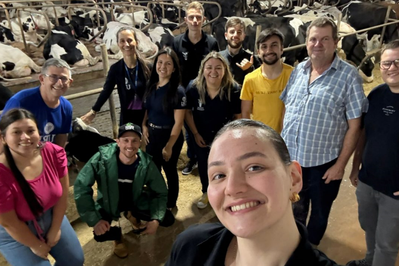 Estudantes de Ciências Contábeis da URI realizam visita técnica à Granja Cassel em Santo Ângelo