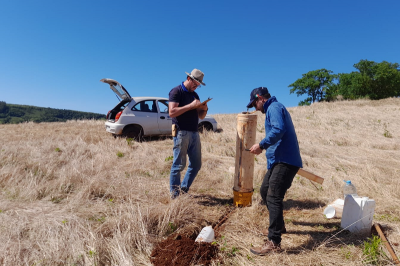 Caravana avalia infiltração da água no solo para otimizar manejo agropecuário no RS