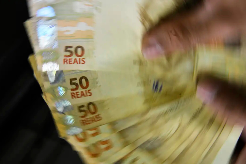 Salário mínimo vai para R$ 1.621 a partir de 2026