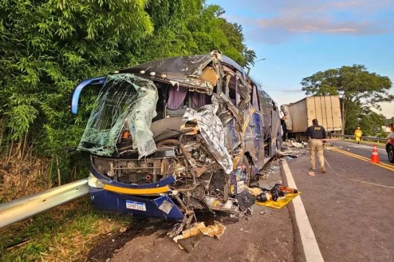 Acidente com ônibus que levava grupo de idosos de Humaitá deixa vítima fatal e cerca de 20 feridos na BR-386