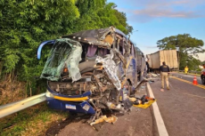Acidente com ônibus que levava grupo de idosos de Humaitá deixa vítima fatal e cerca de 20 feridos na BR-386