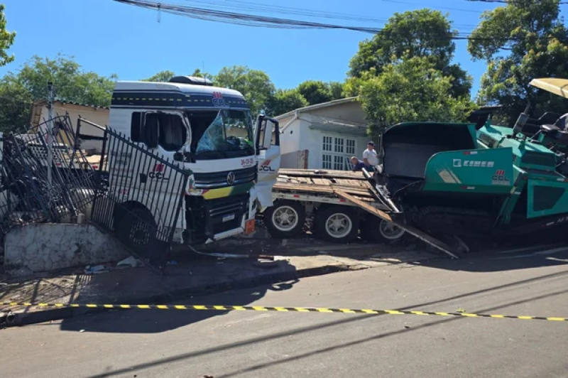 Caminhão desgovernado atinge casas e deixa dois feridos em Santa Rosa