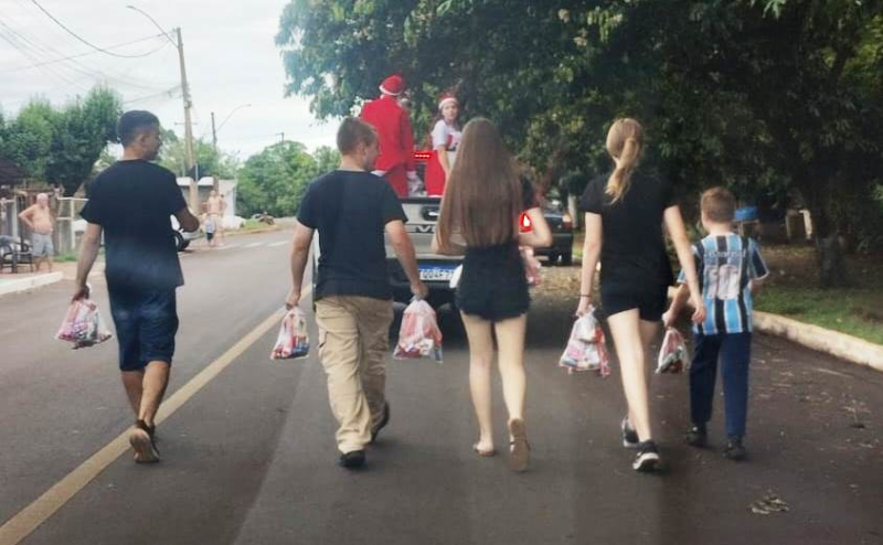 Grupo de jovens entrega 500 cestas de Natal para crianças em Santo Ângelo