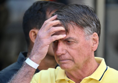 Bolsonaro é submetido a novo procedimento para conter soluços, diz Michelle