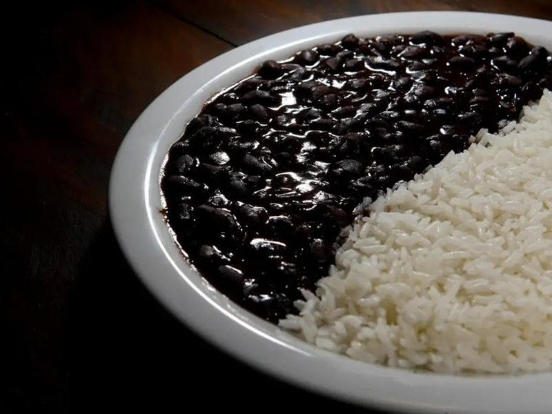 Inflação recua para famílias de baixa renda em 2025 com queda nos preços dos alimentos, aponta Ipea