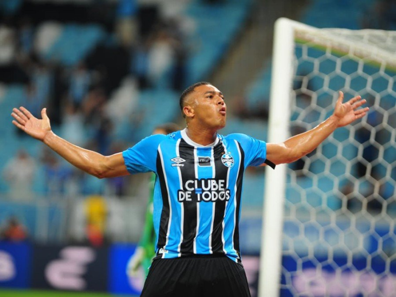 Com três gols de Carlos Vinícius, Grêmio vence de virada o Botafogo na Arena