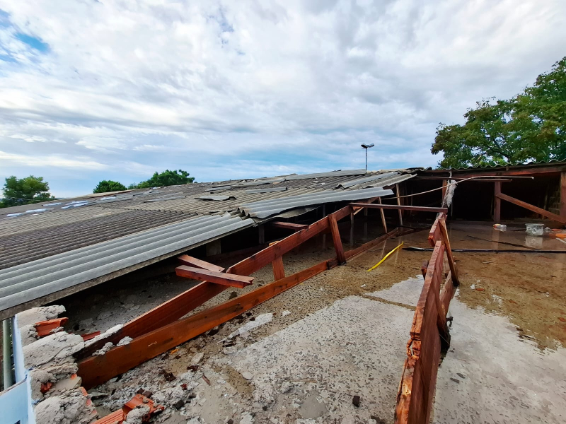 Ventos fortes deixam rastro de destruição em escola municipal