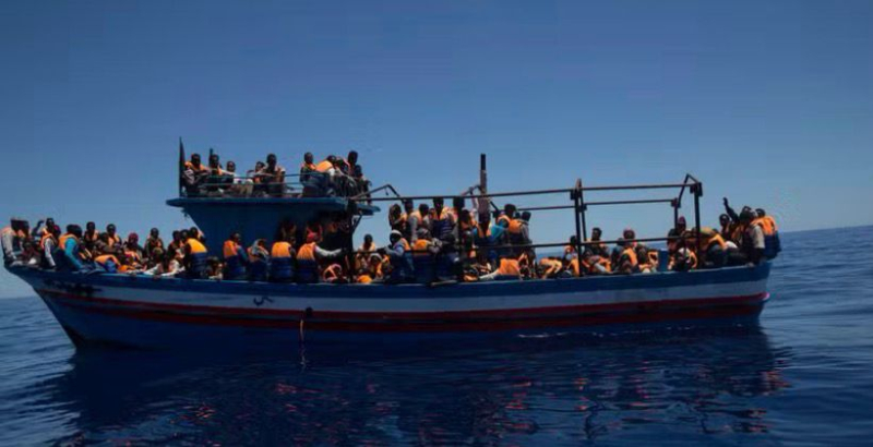 105 migrantes naufragam perto da costa da Itália; 32 são resgatados