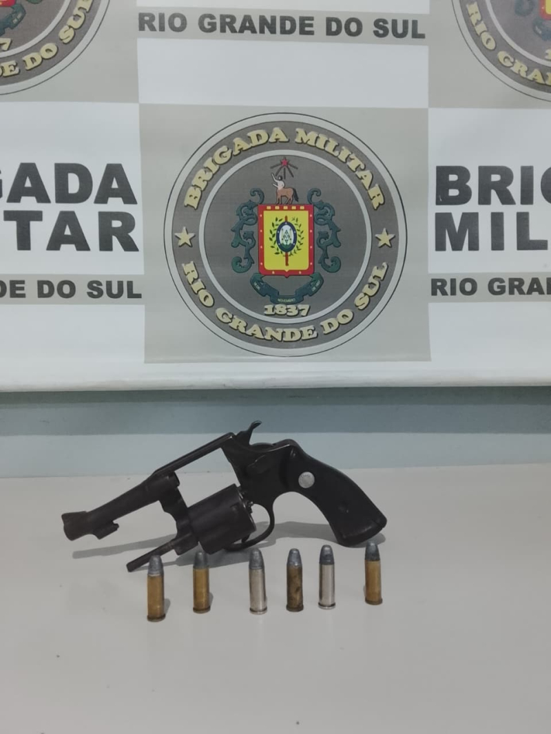Brigada Militar de Ijuí prende homem em flagrante por Porte Ilegal de Arma de Fogo e adulteração de sinal identificador de veículo