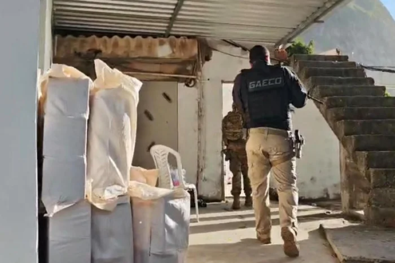 Turistas ficam presos no Vidigal, no Rio, durante operação contra o Comando Vermelho