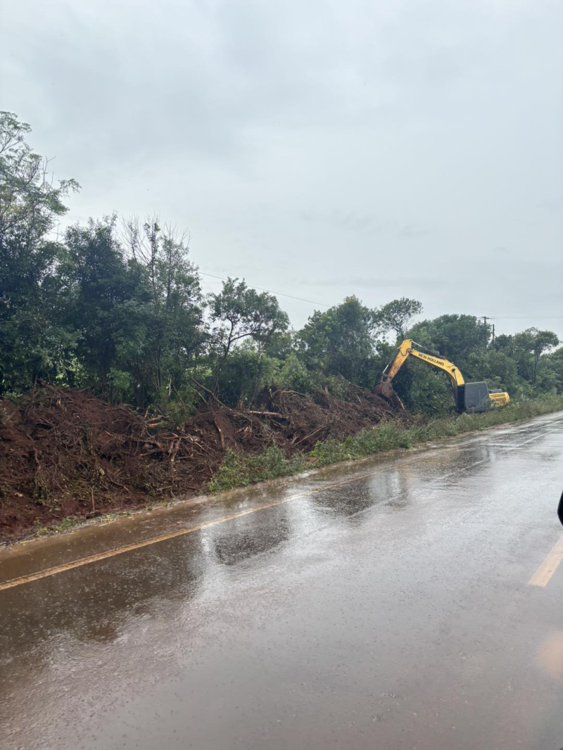 Bossoroca e Daer realizam drenagem na RS-168 para reduzir alagamentos