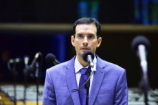 Hugo Motta escolhe Leo Prates para relatar fim da 6x1