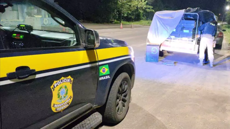 PRF prende homem com quase 40 mil maços de cigarros na BR-290 em Rosário do Sul