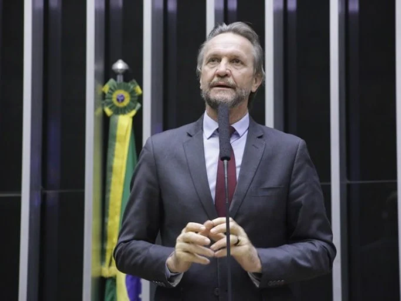 Líder do PT comemora suspensão da Lei da Dosimetria pelo STF e critica benefício a golpistas