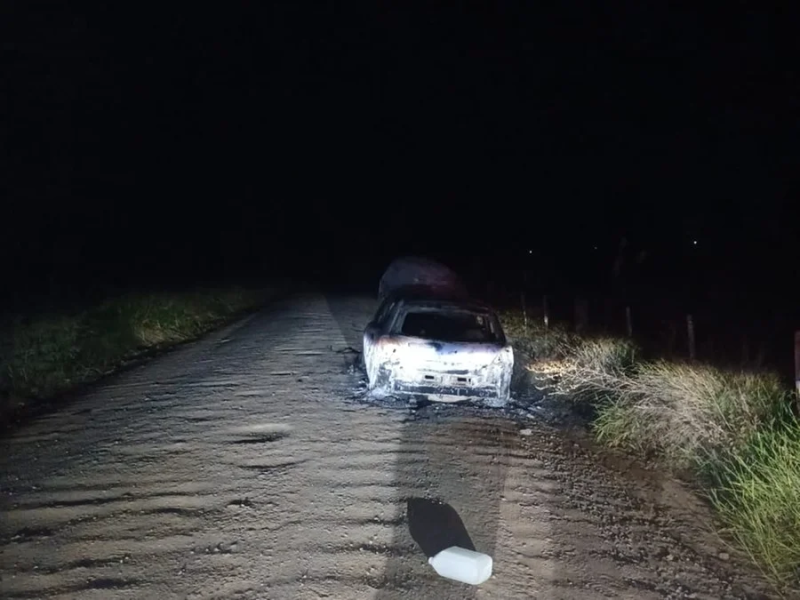 Homem é encontrado morto com marcas de tiros após carro ser incendiado em Montenegro