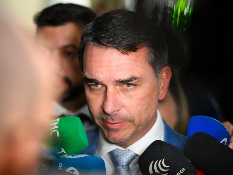 Flávio Bolsonaro afirma que Zema se precipitou e que chapa com ele “fica inviável”