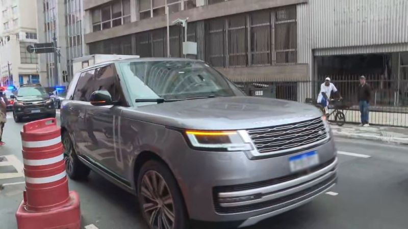 Cadillac Lincoln, Mercedes AMG, Land Rover e Jeep Comander foram apreendidos em mansão de Deolane