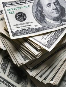 Dólar inicia a semana em baixa, cotado a R$4,99 
