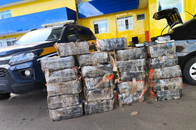 PRF prende homem que transportava cerca de 400 kg de maconha e canetas emagrecedoras em Passo Fundo