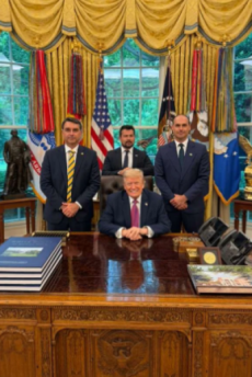 Flávio Bolsonaro é recebido por Donald Trump na Casa Branca, em Washington