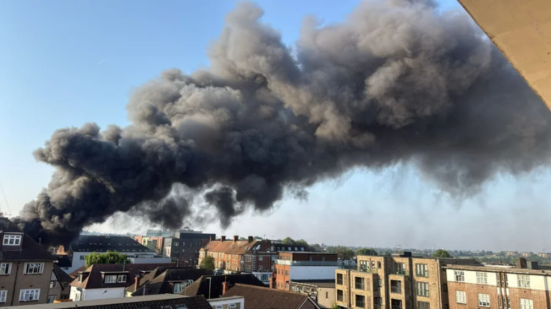 Incêndio atinge mercado em bairro judaico alvo de ataques em Londres