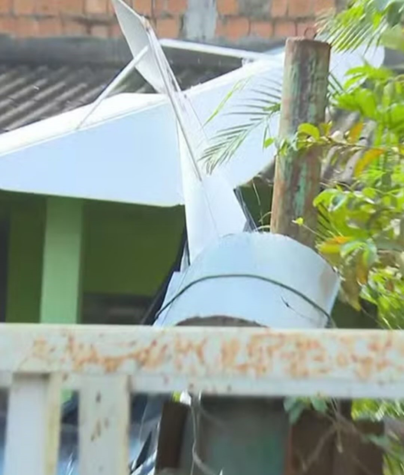 Avião de pequeno porte cai em quintal de casa no Rio de Janeiro