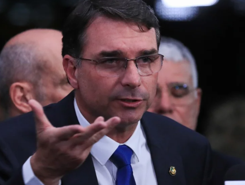 Flávio Bolsonaro pede que STF declare Moraes suspeito para julgar caso Master