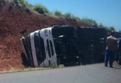 Caminhão da Argentina tomba na BR - 285 em Entre-Ijuís 