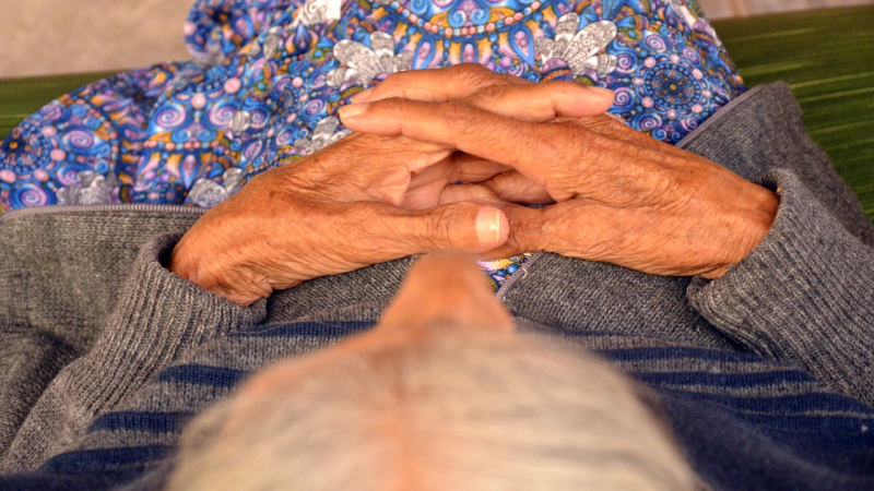 Golpe do amor: idosa de 78 anos perde R$ 5,3 mil após relacionamento virtual com suposto morador de Portugal