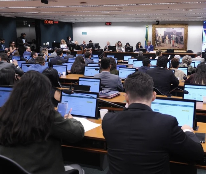 CCJ da Câmara aprova redução da maioridade penal de 18 anos para 16 anos