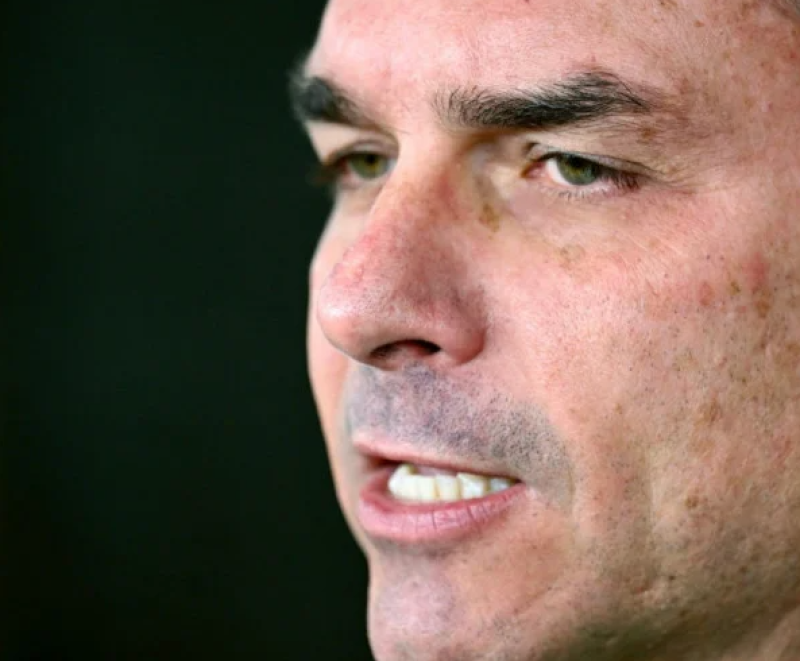 Pré-campanha de Flávio Bolsonaro aciona STF após fala de Lula sobre enforcamento de traidores