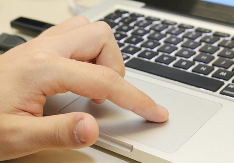 Automação por IA provoca aumento nas fraudes e nos ataques cibernéticos, alerta especialista