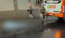 Mulher morre atropelada por ônibus ao atravessar rua em Santa Maria
