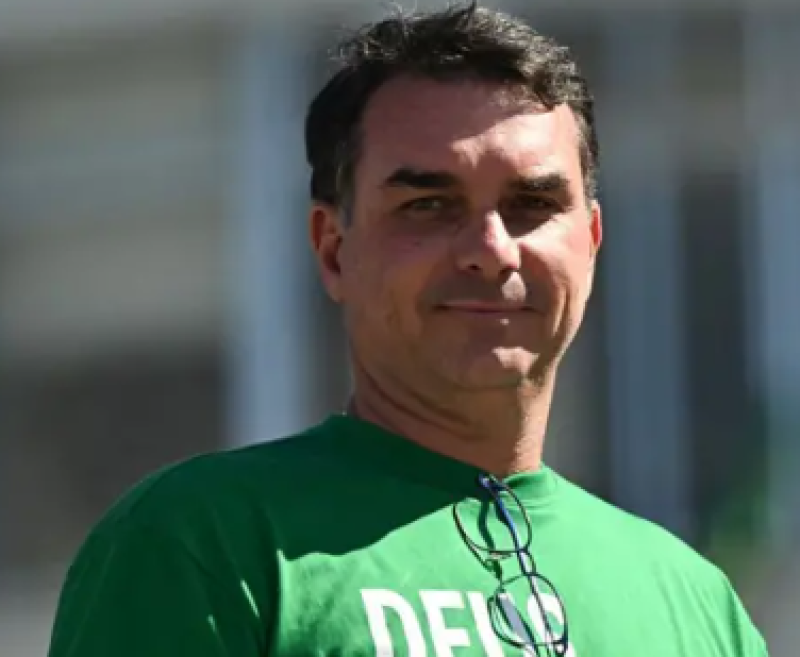 Flávio visita Bolsonaro e lamenta não poder assistir jogo do Brasil com pai