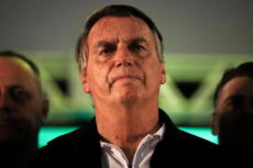 Moraes dá 24 horas para defesa de Bolsonaro explicar arma atribuída ao ex-presidente