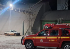 Bombeiros buscam por funcionário soterrado em armazém de soja em Tapera